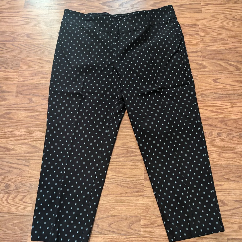 New Directions Black Polka Dot Cropped Pants - Picture 1 of 1